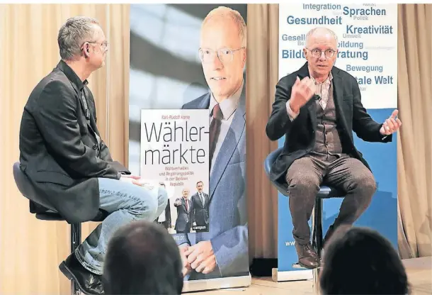  ?? FOTO: ARMIN FISCHER ?? Buchautor Professor Karl-Rudolf Korte (r.) im Gespräch mit VHS-Leiter Jens Korfkamp beim Live-Talk in der Alten Kellnerei.