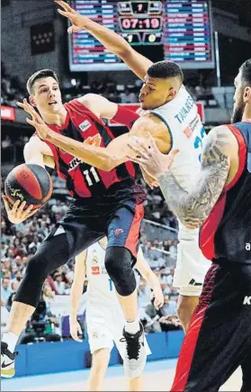  ?? FOTO: EFE ?? Janning busca el pase ante los largos brazos de Tavares. El Baskonia dio primero