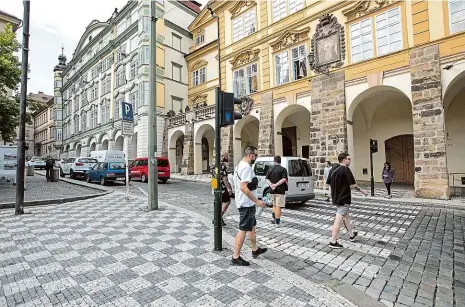  ?? Foto: Yan Renelt, MAFRA ?? V okolí areálu Poslanecké sněmovny na Malé Straně by mohla vzniknout ochranná zóna, kde by parlamentn­í stráž kontrolova­la pohyb aut i chodců. Takové řešení ale magistrát i Praha 1 odmítají.