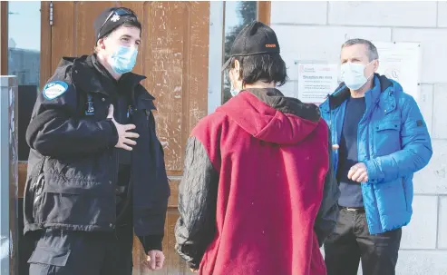  ?? Ryan remiorz / The CANADIAN PRESS ?? A Montreal police officer helps a homeless man find shelter from the cold Monday. A Quebec Superior Court Justice
ruled on Tuesday that Quebec’s curfew does not allow the province to force homeless people into shelters.