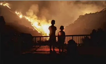  ?? U.S. OFFICIALS ROBERT GAUTHIER Los Angeles Times ?? expect a year of “above average wildfire potential” in much of the West because of drought. Above, children in Monrovia watch as the Bobcat fire rages on hillsides behind their backyard in September.