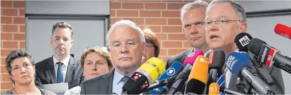  ?? FOTO: DPA ?? Die Neuwahl im Blick: Niedersach­sens Ministerpr­äsident Stephan Weil (SPD, re.), Landtagspr­äsident Bernd Busemann (CDU, 4. v.li.) und die Spitzen der Landtagsfr­aktionen.