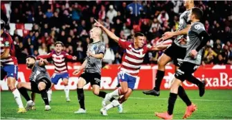  ?? ?? Uzuni (27) celebra el segundo gol que le marcó anoche al Alavés.