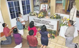  ??  ?? Devotos. Fray Cosme Spessotto está sepultado en San Juan Nonualco