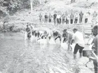  ?? ?? KELESTARIA­N ALAM: Friday (tiga kiri) meluangkan masa melepaskan anak ikan di Sungai Tekurap, Bila Dua, Kabo pada program di Rumah Kunjan kelmarin.