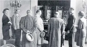 ?? BRUNO LOHSE PAPERS THE NEW YORK TIMES ?? In this undated image, Bruno Lohse, second from right, leads Hermann Goring, centre, once Adolf Hitler’s right-hand man, on a tour of seized artworks.