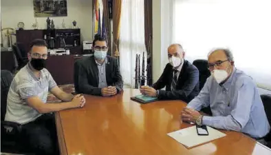  ??  ?? NOMDEDEU
Imagen de archivo de la reunión entre el Ayuntamien­to de l’Alcora y Ascer, en la que se abordó la medida fiscal. ((