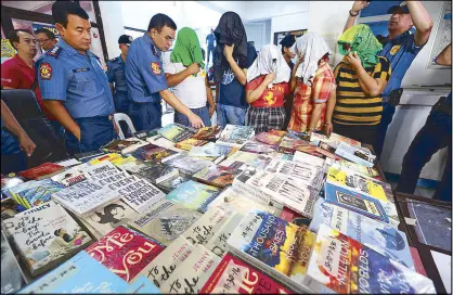 ?? BOY SANTOS ?? Senior Supt. Guillermo Eleazar, Quezon City police chief, presents five persons accused of stealing at least 500 books during a press conference at Camp Karingal yesterday.