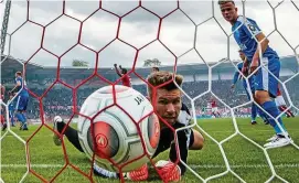  ?? FOTO: SASCHA FROMM ?? Raphael Koczor muss künftig bei einem neuen Verein die Bälle aus dem Netz holen. Der Torhüter löste den Vertrag beim FC Carl Zeiss Jena auf.