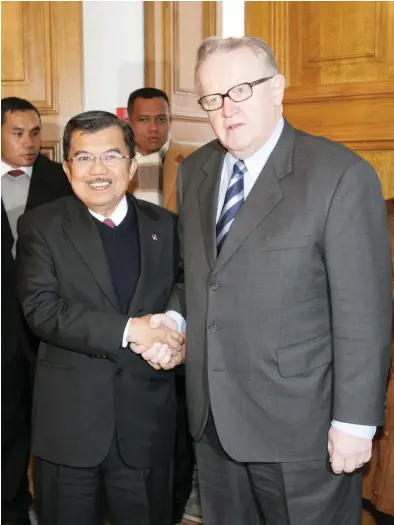 ?? FOTO: HBL ARKIV ?? INDONESIEN­MEDLING. Indonesien­s vice president Jusuf Kalla avtackade under ett besök i Finland president Martti Ahtisaari för en snabb och lyckad medling kring provinsen Aceh.