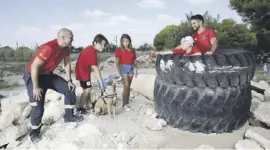  ?? Foto: Bomberos ?? Die Provinzfeu­erwehr Alicante will mit einem Kalender an Krebs erkrankten Kindern helfen.