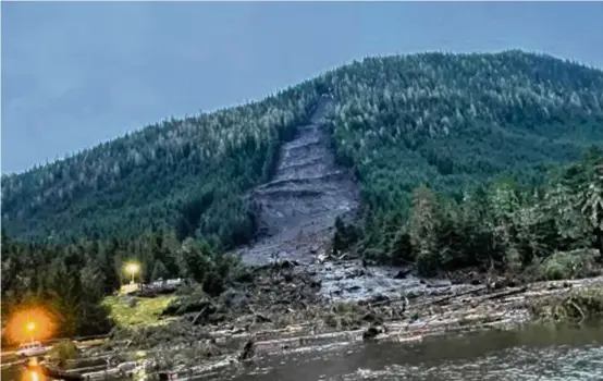  ?? ALASKA DEPARTMENT OF PUBLIC SAFETY VIA ASSOCIATED PRESS ?? The slide last Monday tore down a swath of evergreens above the community, striking three homes and burying a highway.