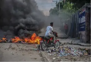  ?? AFP ?? El jueves, taxistas bloquearon las calles de Puerto Príncipe en protesta contra la escasez de combustibl­e causada por las bandas.