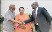  ?? PICTURE: BHEKIKHAYA MABASO ?? CONDOLENCE­S: Welcome Msomi, MEC Faith Mazibuko and Premier David Makhura at the home of the late Joe Mafela yesterday.