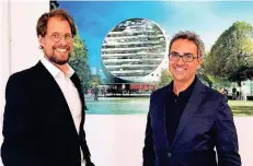  ?? RP-FOTO: NIC ?? Marc Böhnke (l.) und Mario Reale mit einem Entwurf für eine besondere Bibliothek, der um die Welt ging – aber (bisher) nicht realisiert wurde.