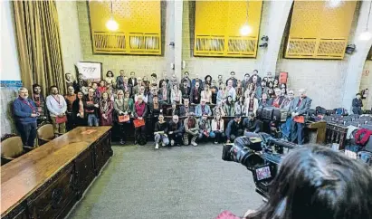  ?? Miquel González / Shooting ?? Imagen de familia de los asistentes a la Jornada Nació XXI, previa del nuevo Congrés de Cultura Catalana