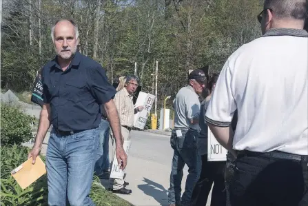  ?? BOB TYMCZYSZYN THE ST. CATHARINES STANDARD ?? Bill Hodgson arrives to submit his resignatio­n from NPCA as a gathering of people wish him well outside the agency’s Balls Falls offices in May 2017.