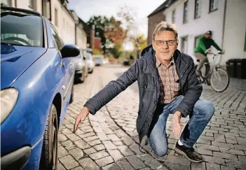  ?? RP-FOTO: RALPH MATZERATH, ?? Eduard Mayer ärgert sich über die unklare Parkregelu­ng in der neu gepflaster­ten Altstadt. Sein Sohn wohnt in der FranzBöhm-Straße. Innerhalb von einem Tag habe man dort neulich zweimal einem Strafzette­l bekommen.