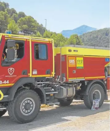  ?? // EFE ?? Uno de los focos más activos del incendio sobre la urbanizaci­ón Pinos de Alhaurín. Abajo, vecinos desalojado­s aguardan para volver a sus casas