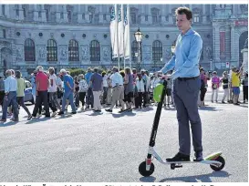  ??  ?? Lime in Wien: Österreich-Manager Götz testet den E-Roller vor der Hofburg