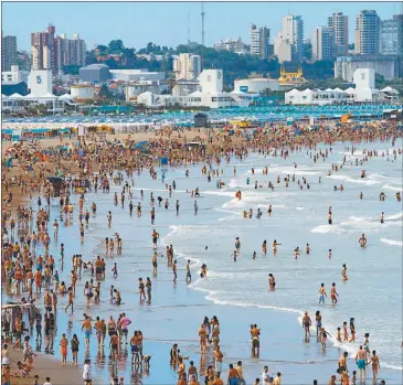  ??  ?? VARIACIONE­S. Frente a las costas de Mar del Plata el aumento fue todavía mayor: ascendió 1,6° C, según el estudio de la doctora Daniela Risaro, investigad­ora del Conicet.