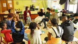  ?? (Photo DR) ?? Caroline Frétière, avec dans les bras « Socrate », la mascotte des ateliers philo, entourée des enfants et parents.