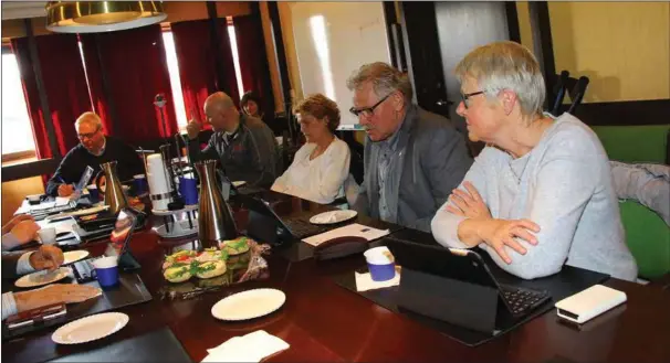  ??  ?? Et samlet formannska­p, her med Torunn Tjomsland (t.h.), Karsten Fidjeland, Kirsti Tønnessen, Roger Abusland og ordfører Jan Kristensen, gikk inn for at OSX 1 skal kunne få bli lagt i opplag i Rosfjorden.