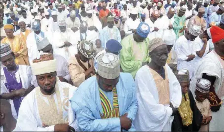 ?? AKINYELE ABAYOMI ?? A cross-section of Muslims praying, during the Eid-el-Kabir at Ile-Zik prayer ground Ikeja in Lagos...yesterday