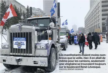  ?? PHOTOS JÉRÉMY BERNIER ?? Les manifestan­ts étaient moins nombreux que la veille, hier. Il en allait de même pour les camions, seulement une vingtaine se trouvaient toujours sur le boulevard René-Lévesque.