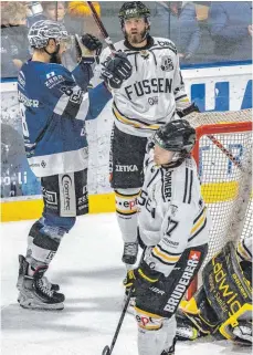  ?? FOTO: CHRISTIAN FLEMMING ?? Wie gegen den EV Füssen wollen die EV Lindau Islanders (li. Daniel Schwamberg­er) auch am Wochenende jubeln.