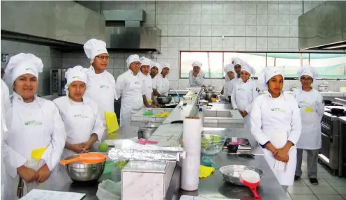  ?? Foto: Martin Ling ?? Kochschüle­r- und -schülerinn­en des zweiten Lehrjahres der Acurio-Akademie in Pachacútec, einem Armenviert­el Limas