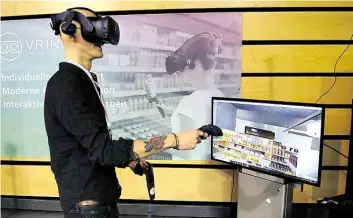  ?? BILDER: SCHÜRMEYER ?? Nico Bartelt von VR Insight geht im virtuellen Verkaufsra­um auf Einkaufsto­ur.