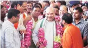  ?? PTI PHOTO ?? Odisha BJP President Basanta Panda and senior leader K V Singhdeo welcome party national president Amit Shah in Bhubaneswa­r on Friday