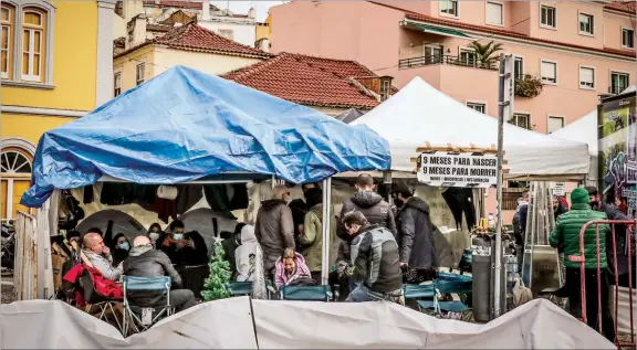  ??  ?? E mpresári o s ligados ao ‘Movimento Sobreviver a Pão e Água’ continuara­m ontem concentrad­os, em greve de fome, frente à Assembleia da República