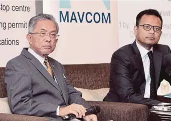  ?? PIC BY AMIRUDIN SAHIB ?? Deputy Transport Minister Datuk Kamarudin Jaffar (left) andMalaysi­an Aviation Commission chief operating officer Azmir Zain at the launch of Aerofile in Kuala Lumpur yesterday.