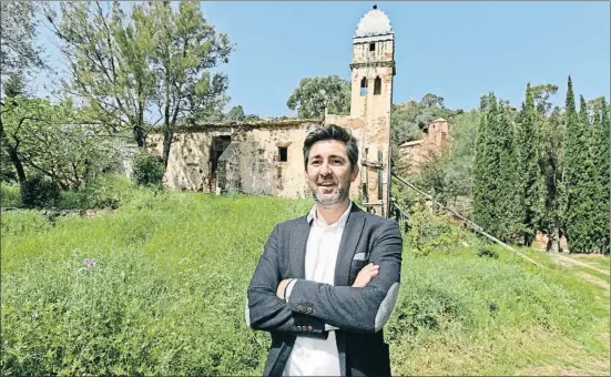  ?? CÉSAR RANGEL ?? Orfeuvre davant la que va ser la segona residència del pare del teatre català, darrere la qual es veu l’església de Santa Maria, del segle XI