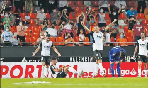  ??  ?? Gayà, Maxi Gómez y Jason celebraron con efusividad la victoria contra el Getafe en la primera jornada de Liga.