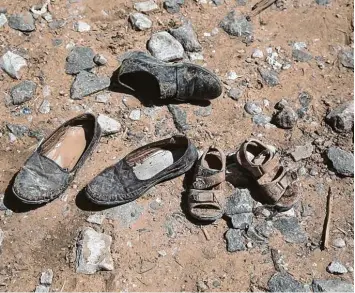  ?? Archivfoto: Hani Mohammed, afp ?? Kinder werden im Jemen immer wieder Opfer des entfesselt­en Bürgerkrie­ges. Das Archivbild zeigt die Schuhe von Mädchen und Jungen, die bei einem früheren Luftschlag ums Leben kamen.