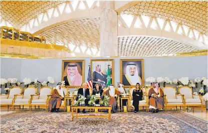  ?? JONATHAN ERNST/REUTERS ?? El rey Salman recibió al mandatario estadunide­nse en el hangar real del aeropuerto de Riad.