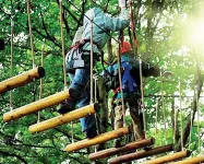  ??  ?? Suoni e natura A sinistra, un percorso avventura in montagna dello stesso tipo del Veja Park che inaugura oggi A destra, Jazzica Rabbit, trio che darà il via alle sere d’estate nei quartieri veronesi