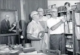  ?? AL PHILLIPS/CHICAGO TRIBUNE ?? Luke Johnsos, center, with head coach George Halas, right, and Paddy Driscoll, look over films of previous games in 1960.