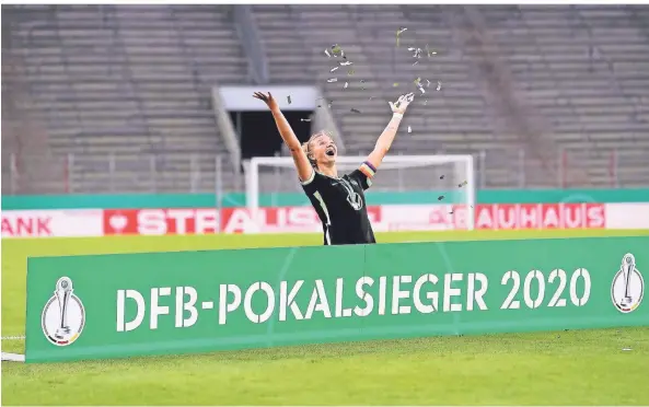  ?? FOTO: LARS BARON ?? Mit diesem Foto vom einsamen Jubel der Wolfsburge­r Fußballeri­n Alexandra Popp hat der Dinslakene­r Lars Baron den Preis in der Kategorie Fußball gewonnen.