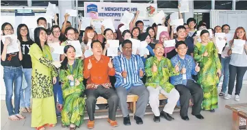  ??  ?? Ananthan (seated centre) and teachers giving their thumbs-up, surrounded by the school’s SPM high-achievers.