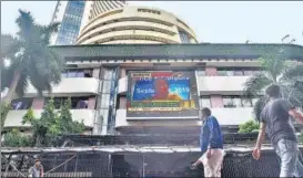  ?? ANSHUMAN POYREKAR/ HT PHOTO ?? A man looks at a billboard outside the BSE building after the Sensex soared on Friday following the announceme­nt by the finance minister.