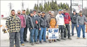  ?? PHOTO BY MIKE POWER ?? Steelworke­rs back on the picket line after hearing the details on the latest tentative agreement.