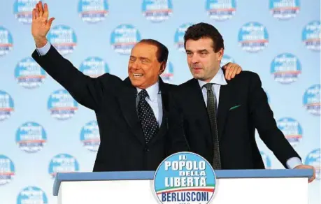  ??  ?? Governator­e Roberto Cota, 52 anni, (nella foto con Silvio Berlusconi) è stato presidente del Piemonte dal 2010 al 2014
E ora ha deciso di lasciare la Lega, sponsor del candidato sindaco Paolo Damilano (in basso)