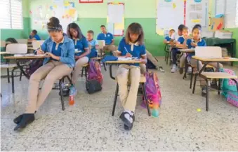  ?? EDDY VITTINI ?? Se notan algunas butacas vacías durante el regreso a clases en la Escuela Puerto Isabela.