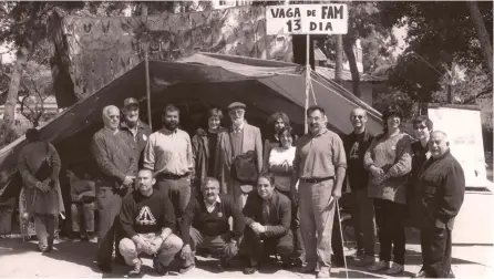  ?? ?? La lucha por el Cabanyal. José Luis Sampedro (en el centro de la fotografía con gorra, gafas y bolsa cruzada) se solidarizó con la huelga de hambre de los miembros de la Plataforma Salvem el Cabanyal en el año 2000.