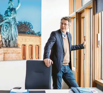  ?? Foto Lino Mirgeler, dpa ?? CSU-Generalsek­retär Markus Blume in seinem Büro in München. Mitarbeite­r haben sich zum Ziel gesetzt, die Parteizent­rale so zu organisier­en, dass sie das Prädikat klimaneutr­al verdient.