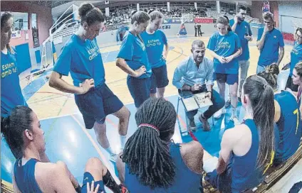  ?? FOTO: VICTOR SALGADO ?? Mateo Rubio, entrenador del Barça CBS, dando instruccio­nes a sus jugadoras en un tiempo muerto de un partido